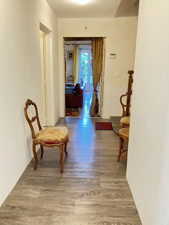 Hauptflur im Erdgeschoss mit Zugang zum Wohnzimmer und zum Garten, Parkett und Stilstühle