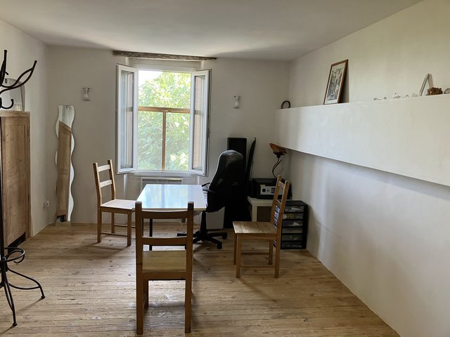 Westliches Schlafzimmer im Obergeschoss zur Gartenseite, altes Parkett, Fenster zum Baumgarten und Holzschrank