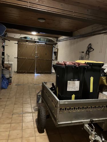 Le portail en bois du garage donnant sur la rue