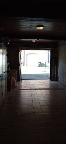 Le garage, vue vers la rue, portail ouvert