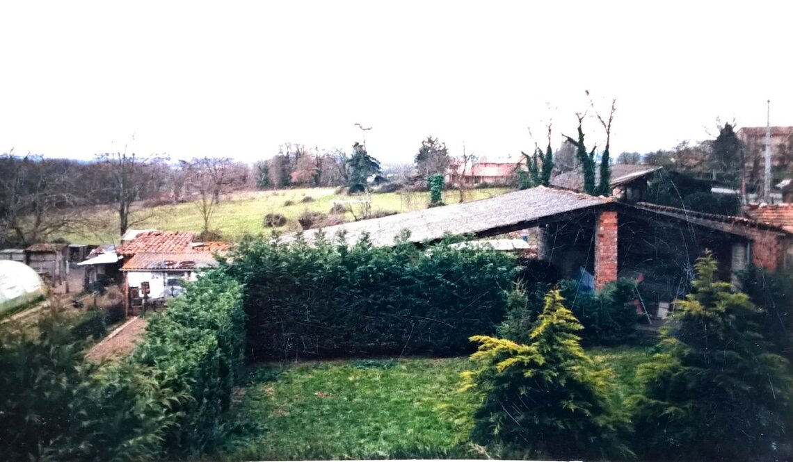 Ancien grand hangar de plus de 100 m², aujourd’hui disparu, dont l’emprise reste cadastrée