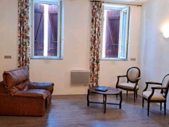 Chambre ou bureau au rez-de-chaussée côté rue