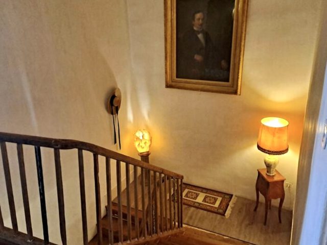 Grand escalier d’époque en chêne massif desservant les étages
