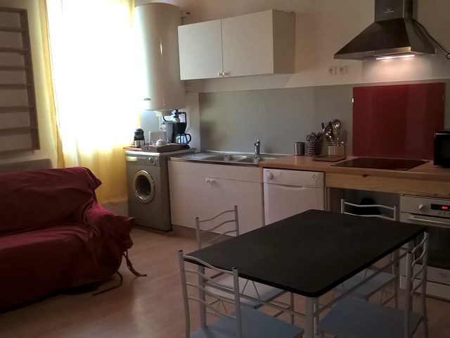 Salon-cuisine situé à l’étage, permettant un logement indépendant