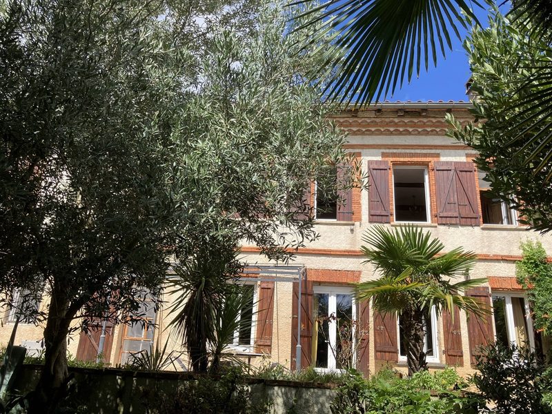 Façade de la maison de caractère vue depuis le jardin arboré, exposé sud-est
