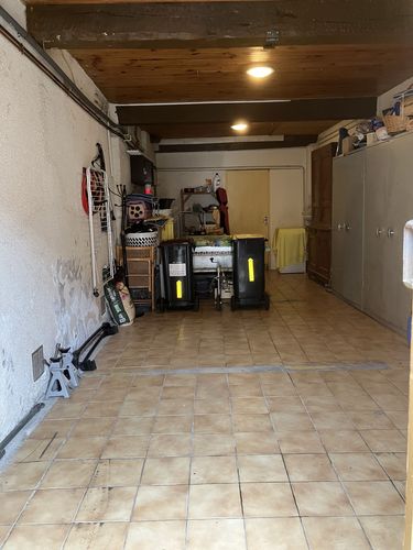 De garage richting de toegang tot de woning en de achterdeur